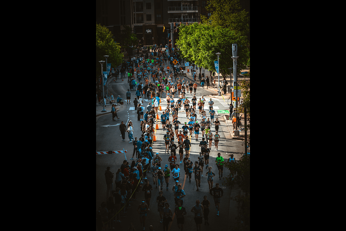 https://expertphotography.com/img/2018/03/marathon-photography-crowd-of-runners-from-above.png