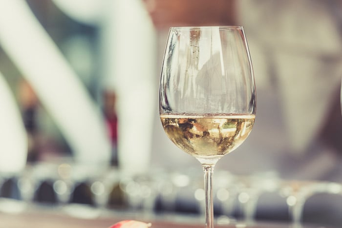 Food styling tips: A glass of white wine against a blurry background