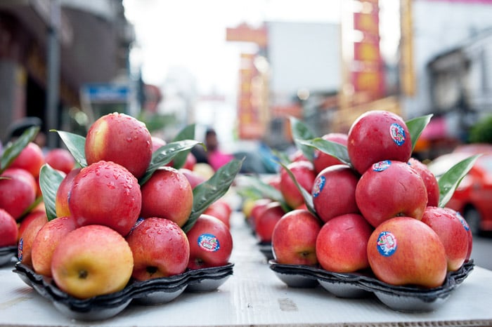 Two trays of red and yellow apples -shallow vs deep depth of field