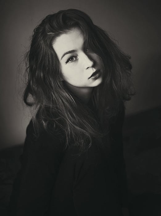 Monotone portrait of a female model posing for Hollywood glamour photography