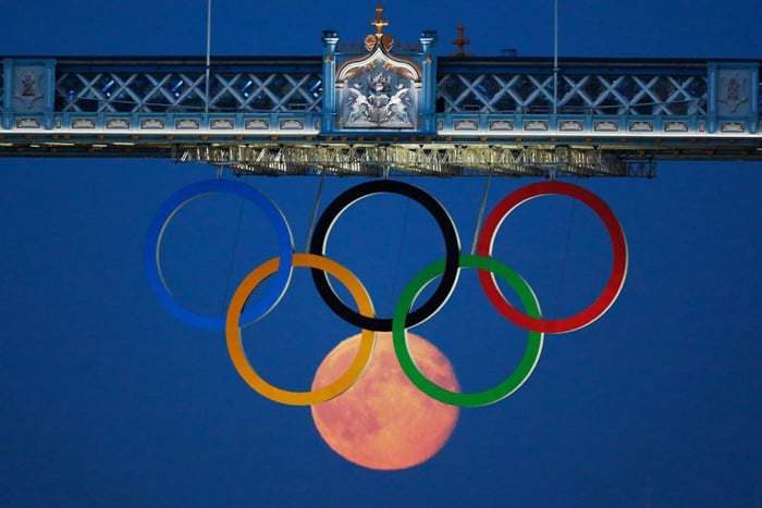Photo of the Olympic rings and the moon under them