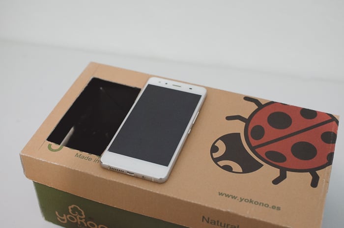 a smartphone on top of a DIY photo projector