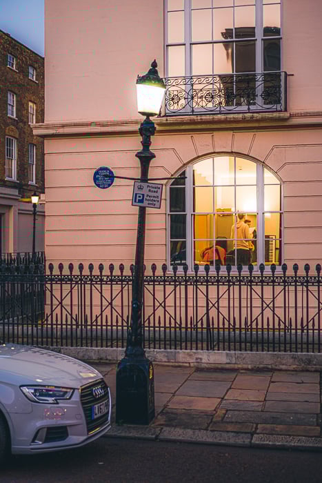 Lowlight street photography image shot with the Fujifilm X-T200