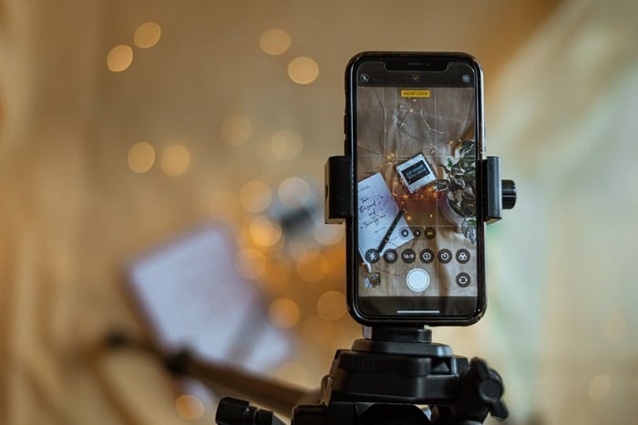 photographing with a smart phone on a tripod