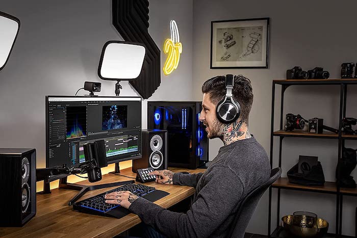 Amazon.com A home multi-media setup using the Elgato Facecam streaming camera