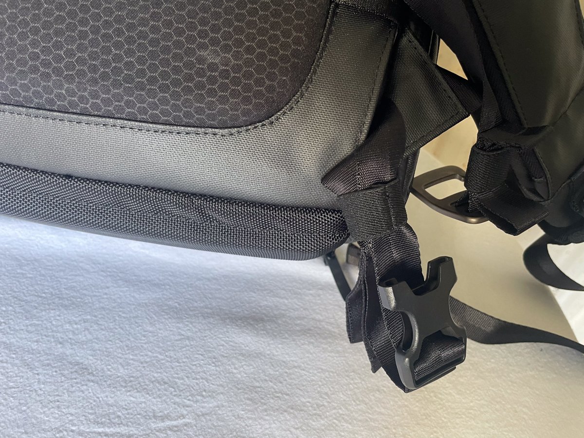 hidden waist straps on the Lowepro Freeline