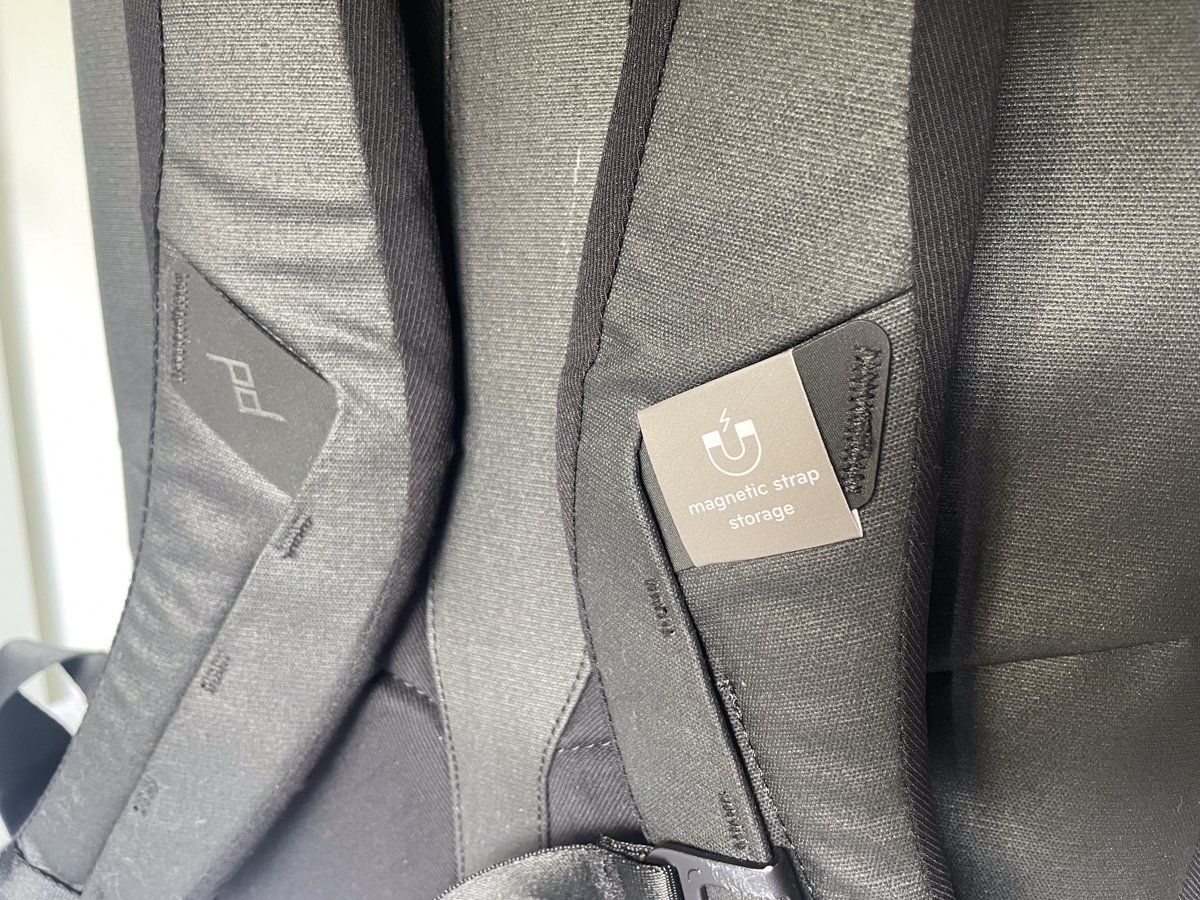 Peak Design Everyday Backpack magnetic shoulder straps