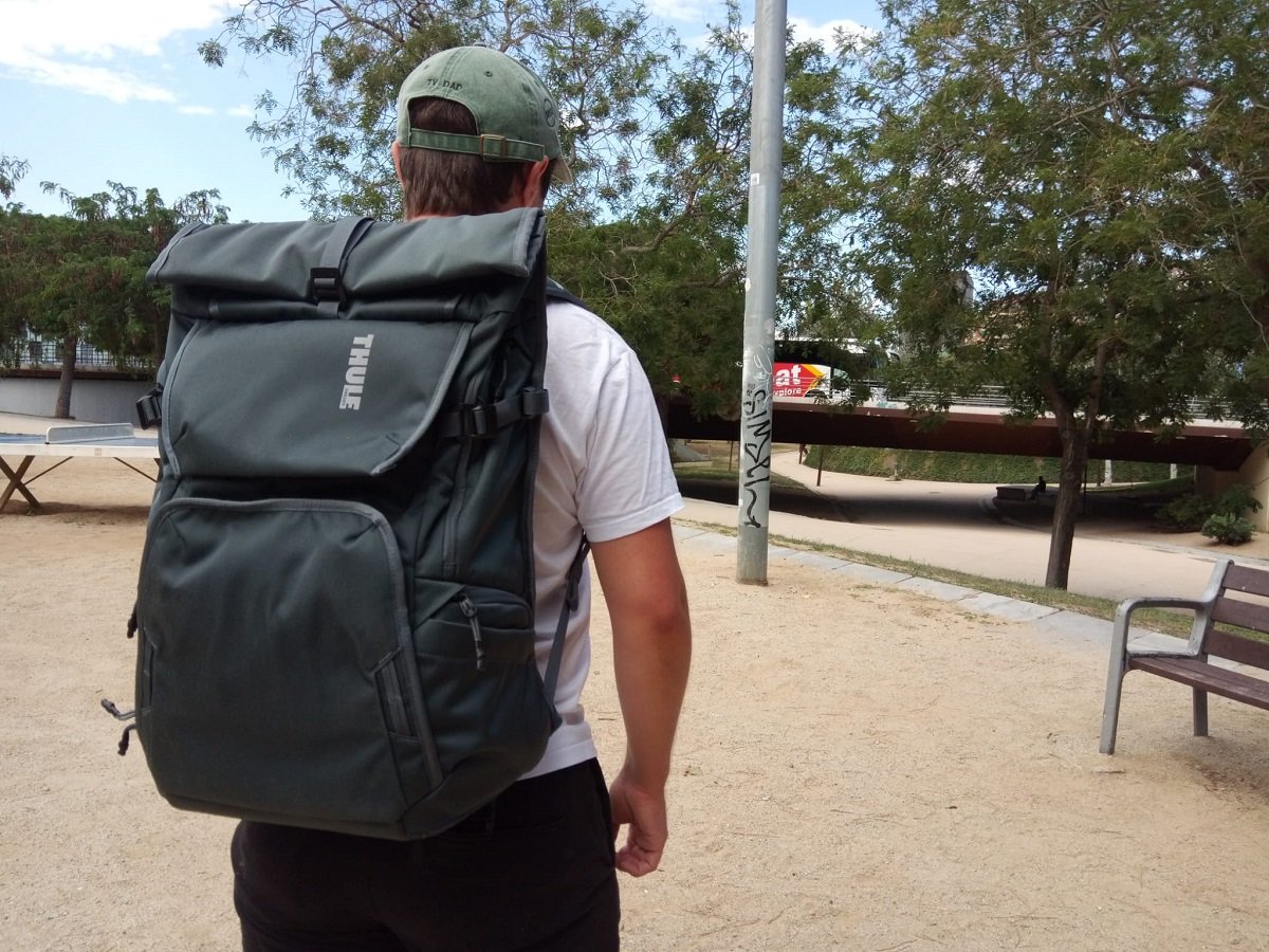 Thule Covert 32L being worn