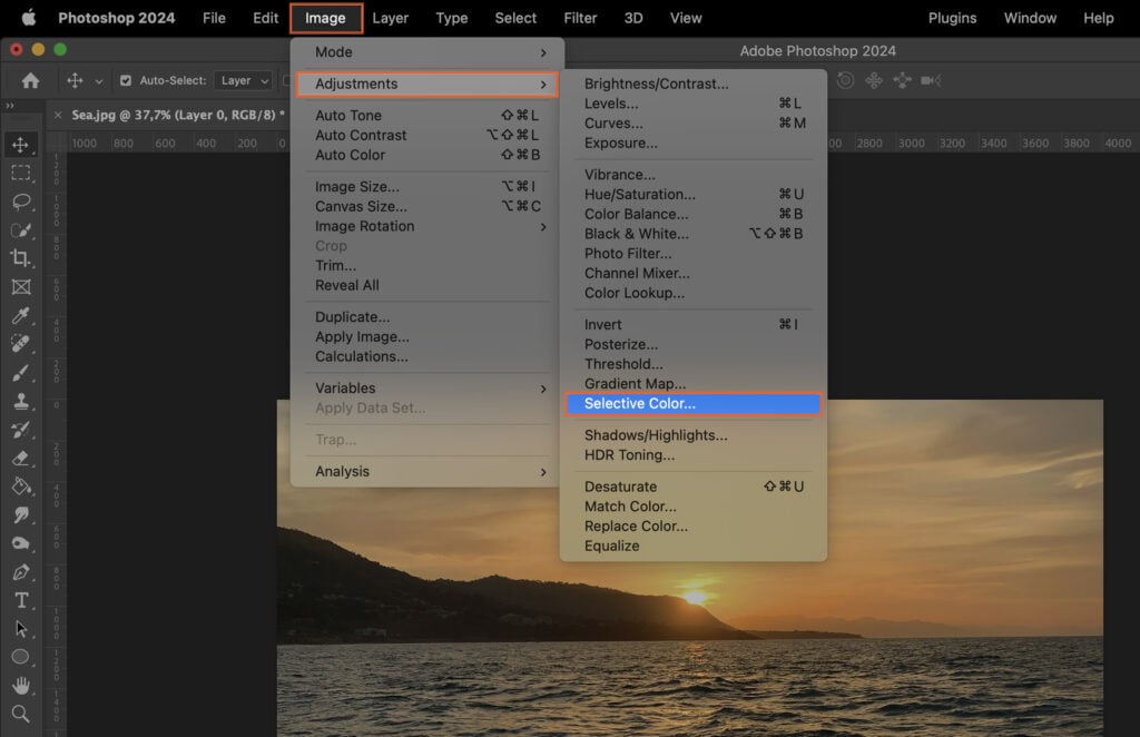 Adobe Photoshop program, displaying various tools and options available in the software, with a dialog box open to settings.