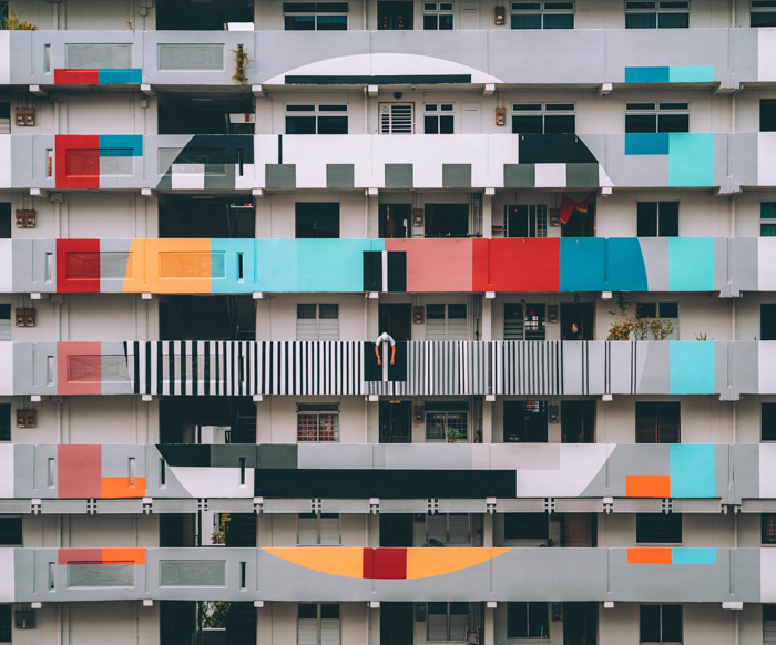 Um edifício de apartamentos colorido