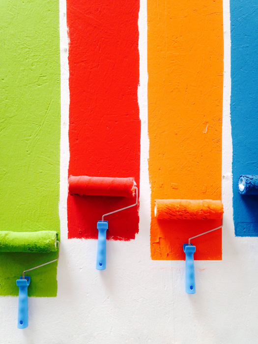 Des rouleaux de peinture colorée