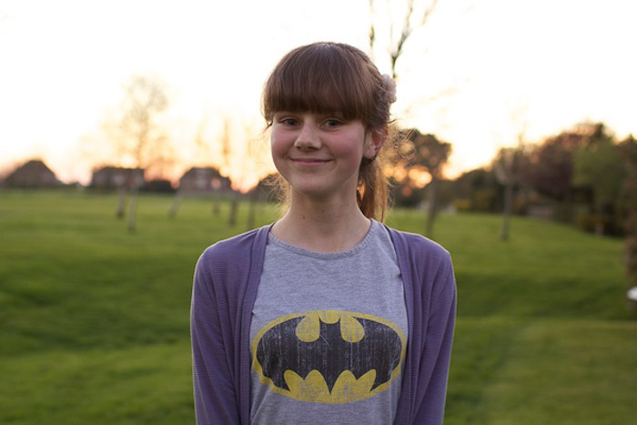 Een portret van een jong meisje dat buiten poseert, ter demonstratie van het aanpassen van de witbalans in de fotografie