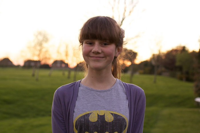 Un portrait de jeune fille posant en extérieur