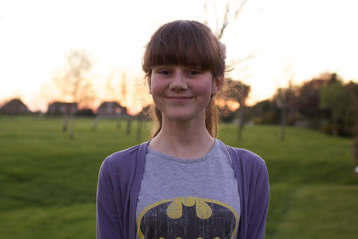 Un portrait de jeune fille posant en extérieur