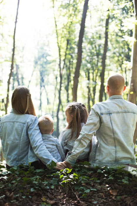 Μια φωτεινή και ευάερη φωτογραφία μιας οικογενειακής συνεδρίασης στο δάσος