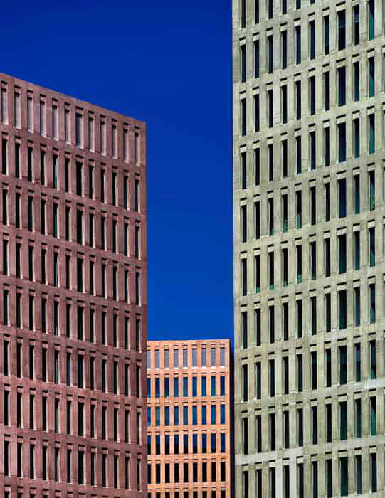 Μια φωτογραφία από τρία ψηλά κτίρια που δείχνουν τη χρήση οπτικού βάρους στη φωτογραφία