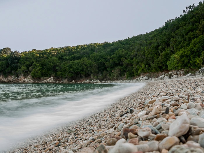 Ondas quebrando na costa da Praia de Avlaki (Kerkyra, Grécia), usando o desfoque de movimento nas ondas