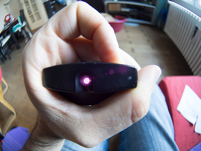 Um fecho de uma mão segurando um telecomando de televisão para um teste de fotografia por infravermelhos