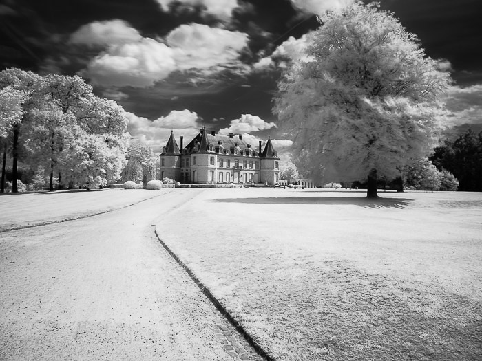 Uma fotografia infravermelha a preto e branco do Chateau de la Hulpe