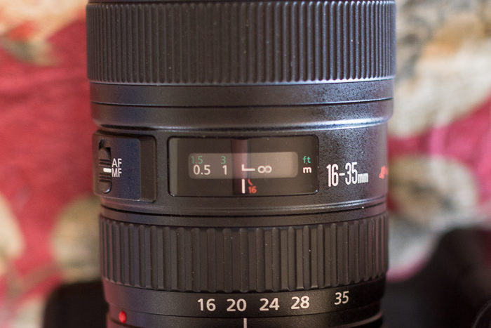 Um close-up de uma lente grande