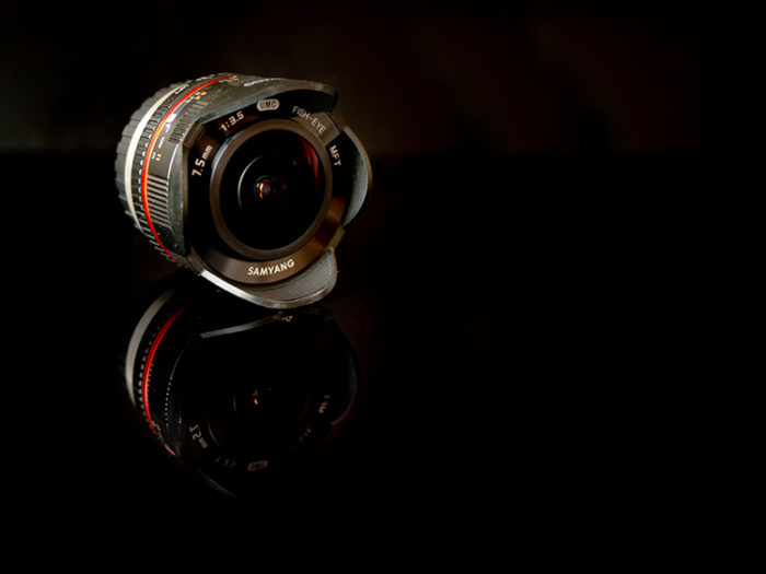Samyang 7,5mm f/3,5 UMC MFT Fisheye mit schwarzem Hintergrund