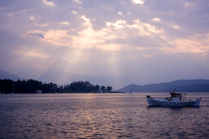 Um barco em um lago ao pôr do sol.