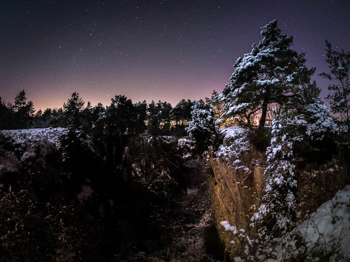 Fotografia de paisagens noturnas com iluminação única da lua e das estrelas.