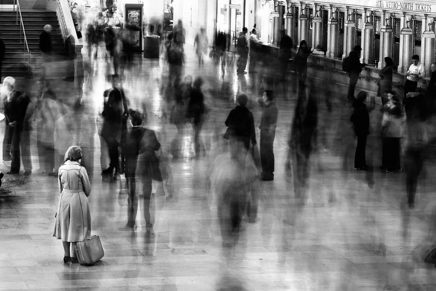 Viajero parado en el ajetreado pasillo de la Estación Grand Central