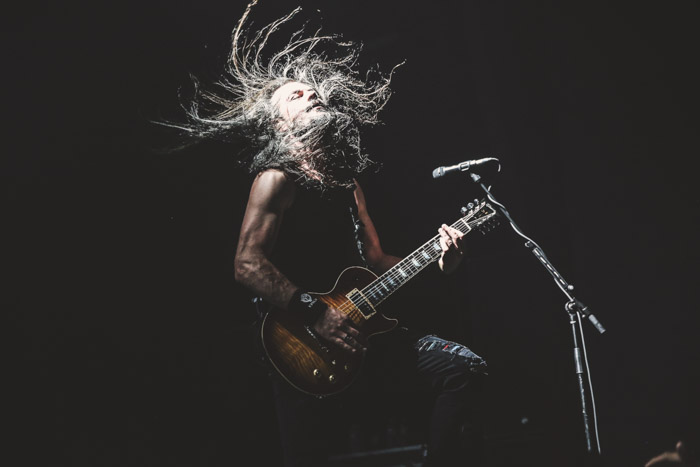  Guitariste d'Epica pris dans un contraste élevé, une lumière à grande vitesse.