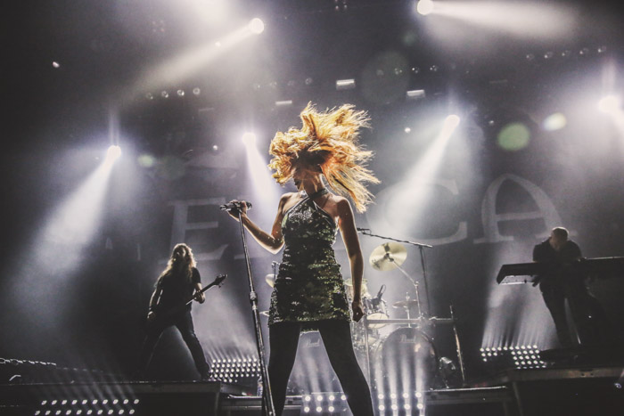  Simone Simons, la chanteuse du groupe de metal Epica. Image à grande vitesse capturant le mouvement des cheveux sauvages,.
