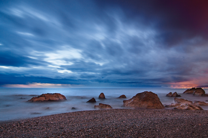 Fotografia de uma paisagem deslumbrante de uma cena de praia contra o céu azul celeste.