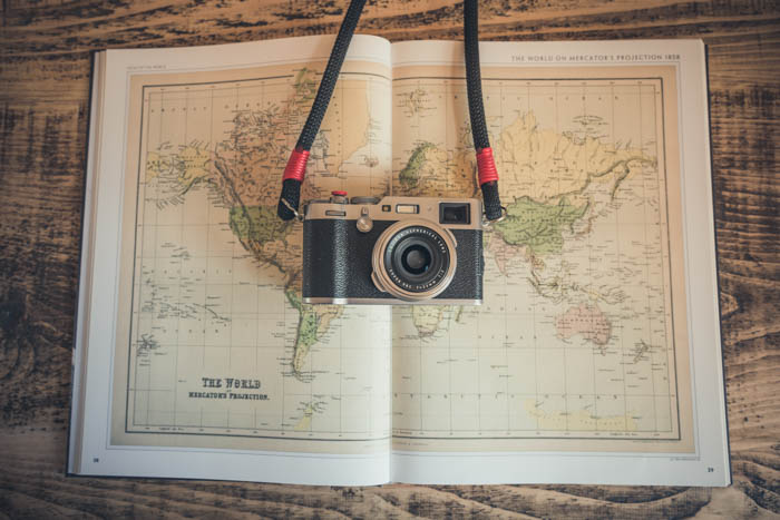 Una cámara en un mapa del mundo. 