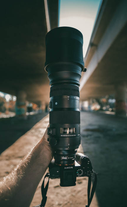 Uma DSLR com uma lente grande para fotografia de rua