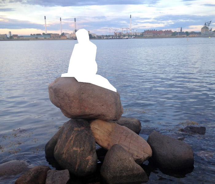 Una imagen recortada de la escultura de La Sirenita en Copenhague 