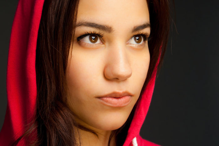 Close-up de uma modelo feminina com um capuz vermelho