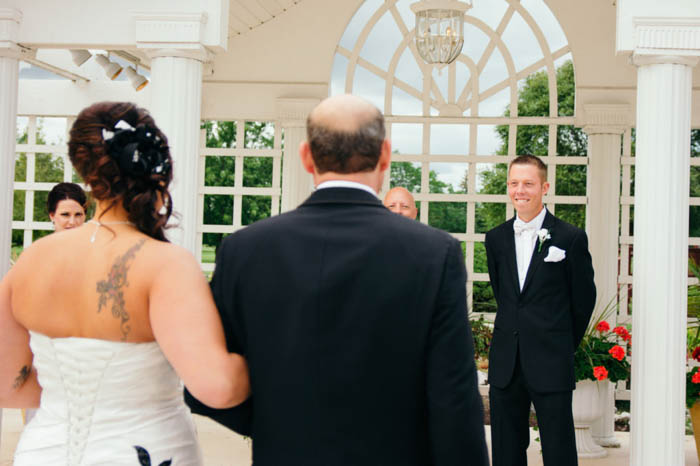 foto de fotografía de boda de la novia y el padre de la novia caminando por el pasillo