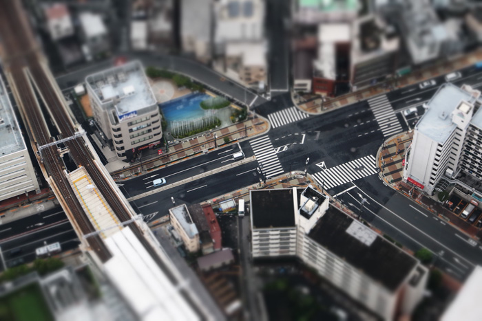 Foto de Birdeye de uma rua e edifícios com uma lente tilt shift