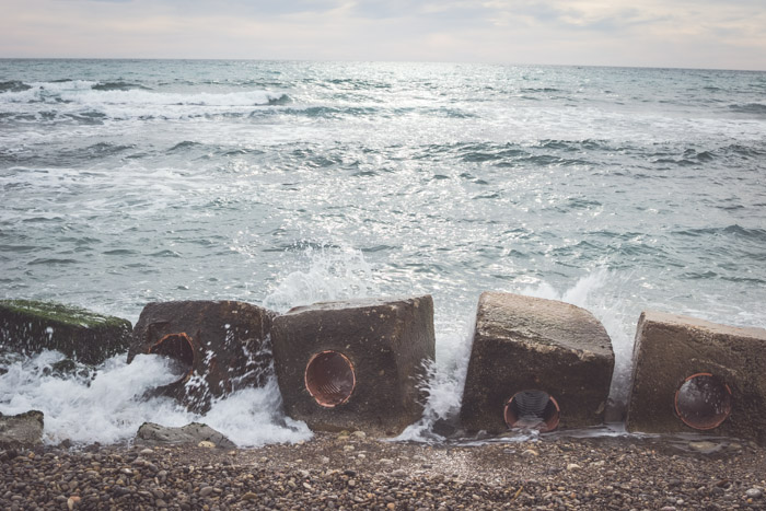 海岸で壊れる波とビーチの写真