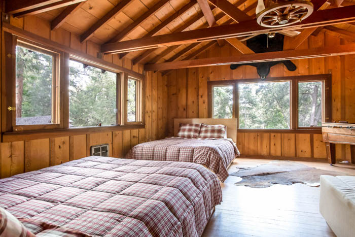 foto interior kabin dengan dua tempat tidur dan jendela besar