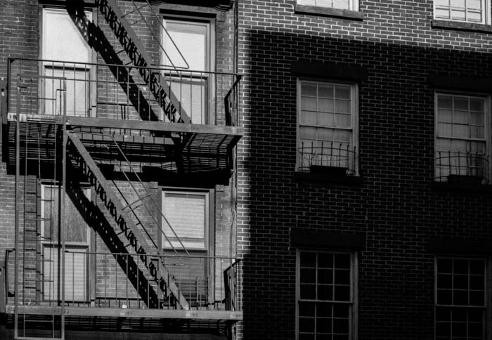 Photo en niveaux de gris d'un escalier à l'extérieur d'un bâtiment