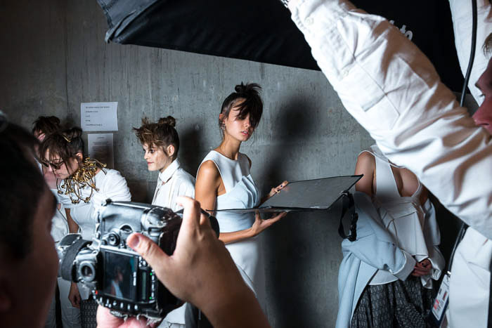 Os bastidores filmados em uma sessão de fotos de moda