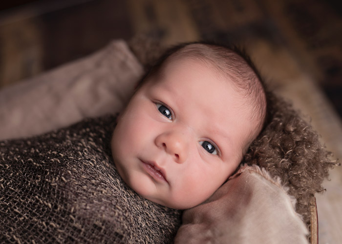 Um retrato em close de um bebê recém-nascido