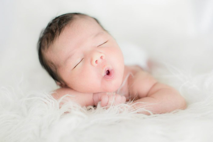 Retrato bonito em close de um bebê recém-nascido 