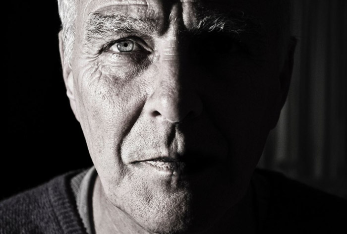 Retrato de close-up em preto e branco de um homem idoso