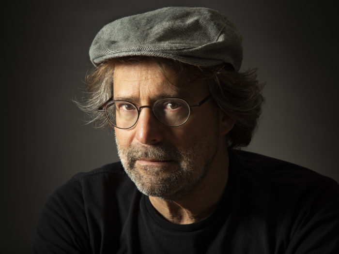 Retrato de estúdio de um homem com chapéu e óculos