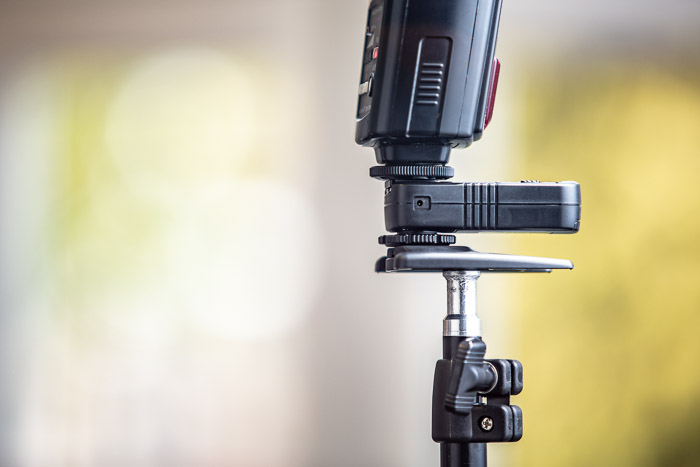 Uma câmera DSLR montada em um tripé