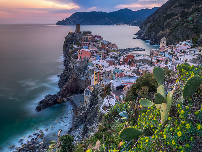 Fotografia de longa exposição de uma cidade costeira e vista do mar na Itália.