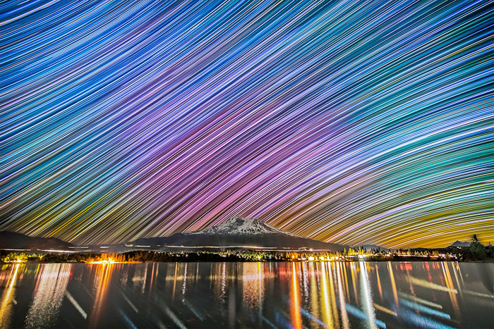 Imagem de paisagem deslumbrante de um céu de longa exposição colorida sobre uma montanha e água. Fotografia de baixa luminosidade.