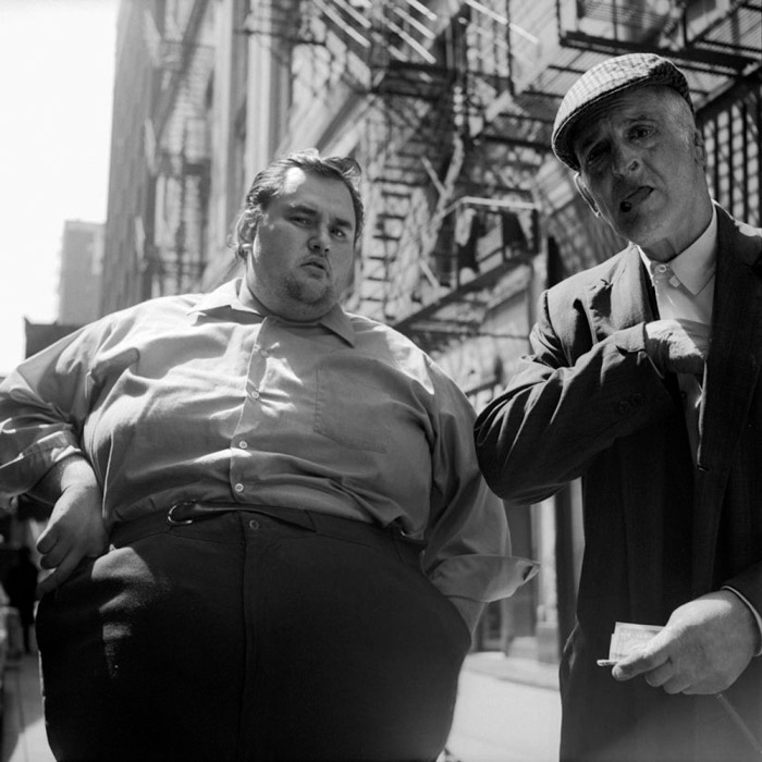 Vivian Maier Photographie de rue en noir et blanc de deux hommes, un gros et un maigre comme exemples de juxtaposition