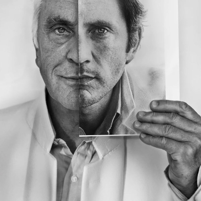 Une photographie de Terence Stamp tenant une photographie de son jeune moi juxtaposée sur son visage